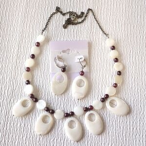 💚4/$10💚White and Burgundy Beaded Necklace & Earring Set